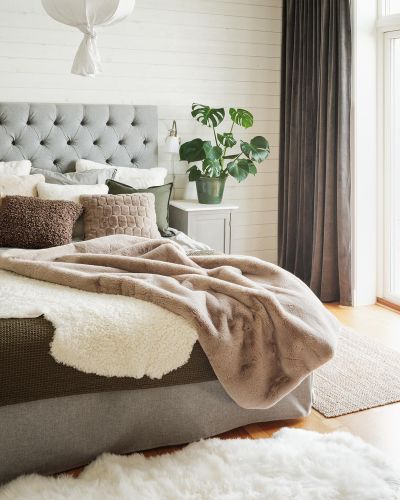 Fluffy taupe - pläd i konstmaterial